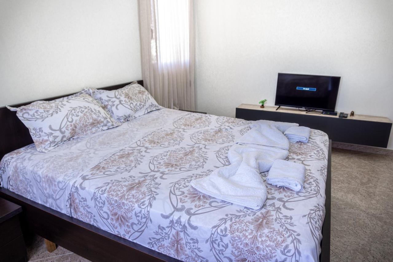 City Center Two Private Bedrooms Near Scanderbeg Square On Shared Apartment تيرانا المظهر الخارجي الصورة