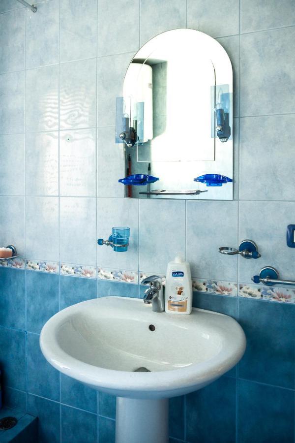 City Center Two Private Bedrooms Near Scanderbeg Square On Shared Apartment تيرانا المظهر الخارجي الصورة