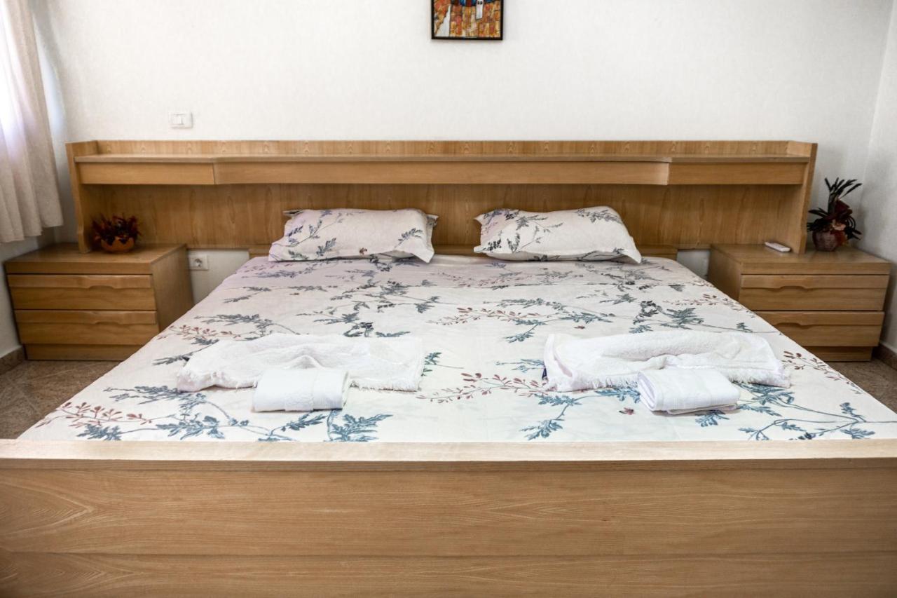 City Center Two Private Bedrooms Near Scanderbeg Square On Shared Apartment تيرانا المظهر الخارجي الصورة