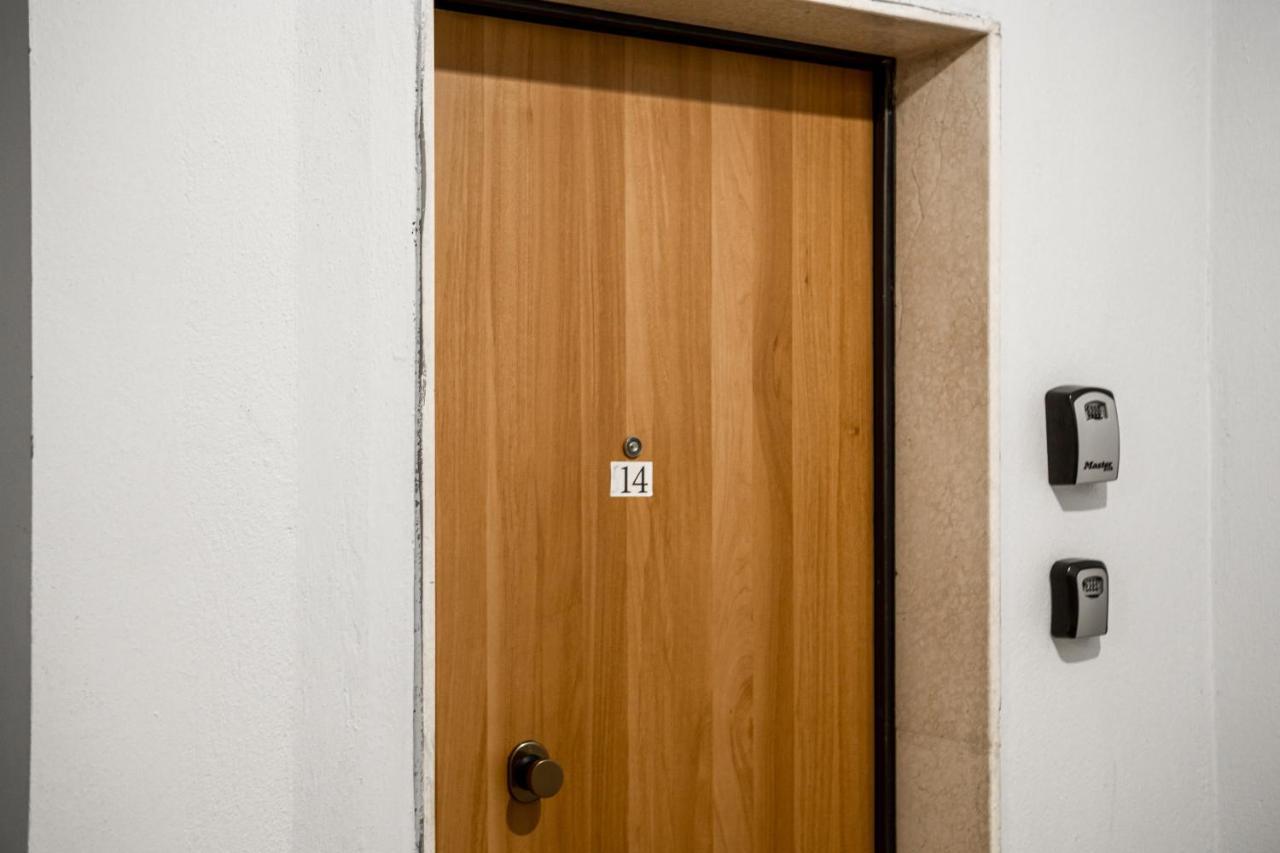 City Center Two Private Bedrooms Near Scanderbeg Square On Shared Apartment تيرانا المظهر الخارجي الصورة