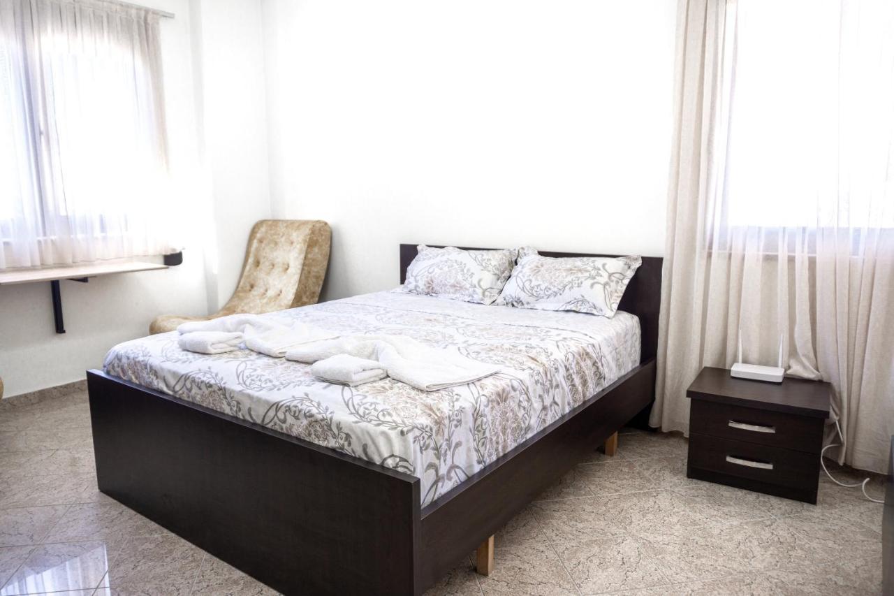 City Center Two Private Bedrooms Near Scanderbeg Square On Shared Apartment تيرانا المظهر الخارجي الصورة
