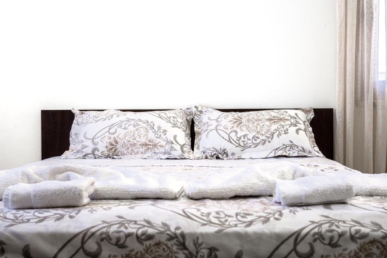 City Center Two Private Bedrooms Near Scanderbeg Square On Shared Apartment تيرانا المظهر الخارجي الصورة